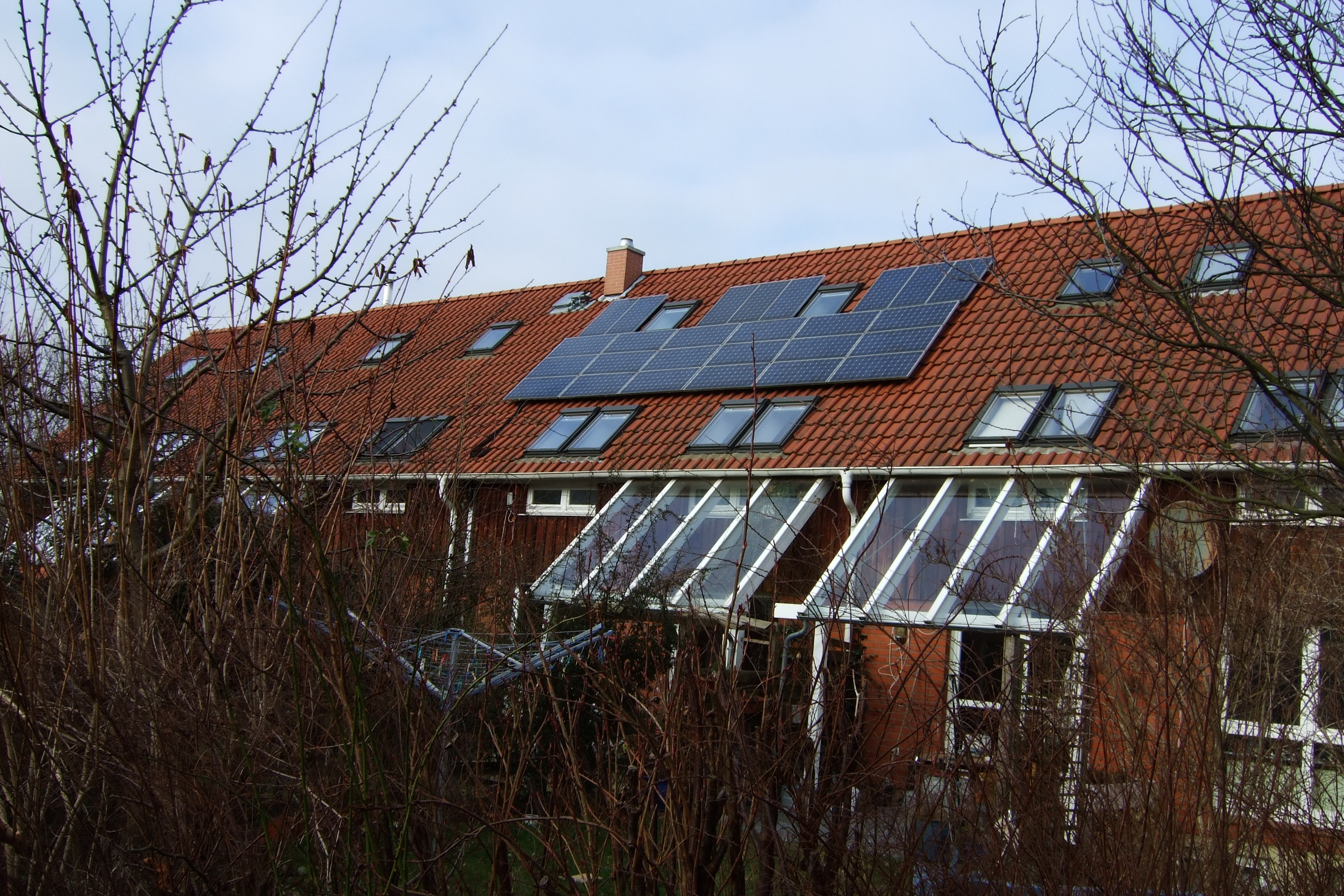 Panneaux photovoltaïques sur une toiture en tuiles